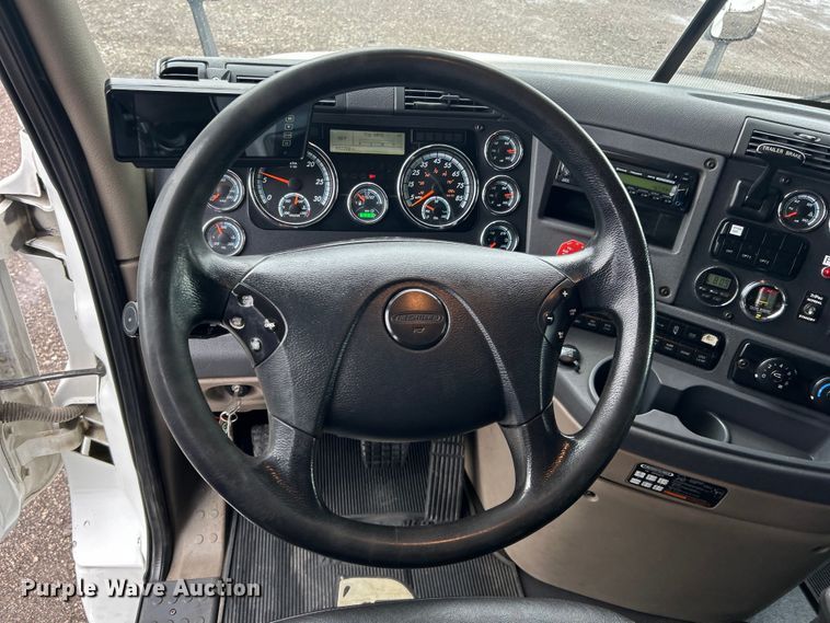 image for item EG1507 2016 Freightliner  Cascadia semi truck