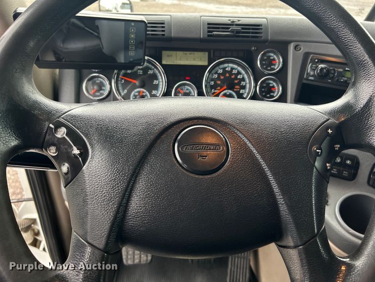 image for item EG1507 2016 Freightliner  Cascadia semi truck