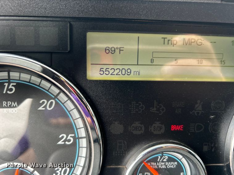 image for item EG1507 2016 Freightliner  Cascadia semi truck