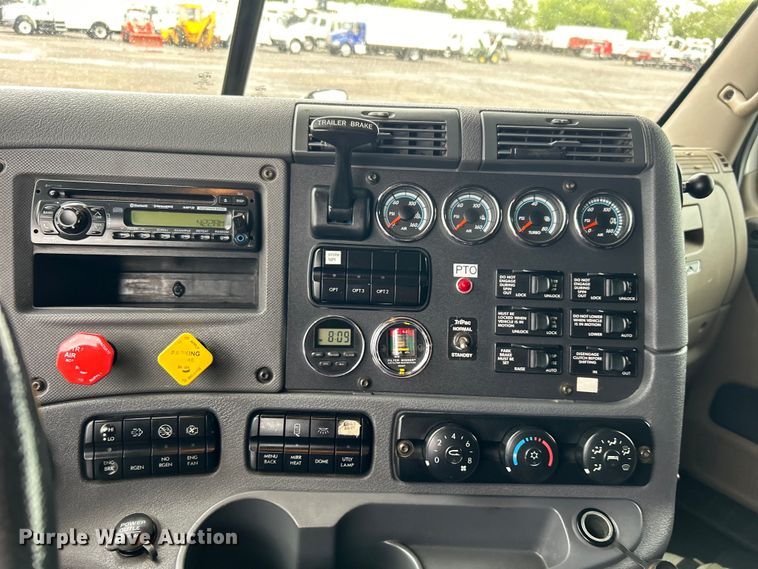 image for item EG1507 2016 Freightliner  Cascadia semi truck