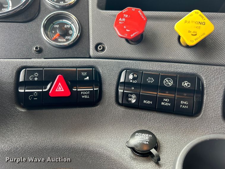 image for item EG1507 2016 Freightliner  Cascadia semi truck