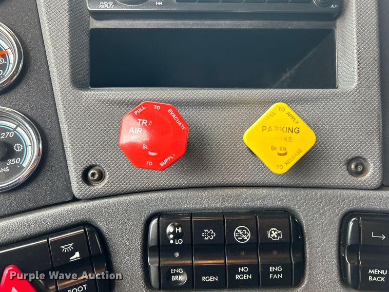 image for item EG1507 2016 Freightliner  Cascadia semi truck