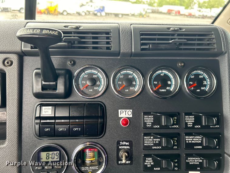 image for item EG1507 2016 Freightliner  Cascadia semi truck