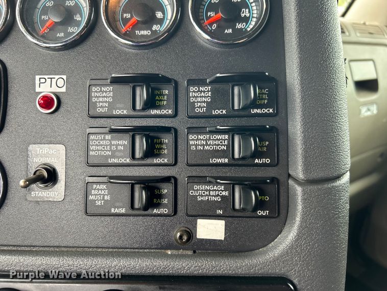 image for item EG1507 2016 Freightliner  Cascadia semi truck