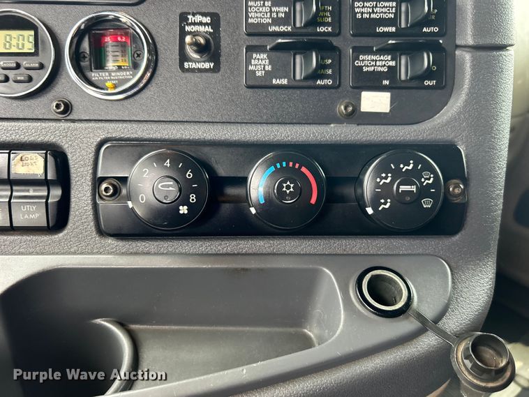 image for item EG1507 2016 Freightliner  Cascadia semi truck