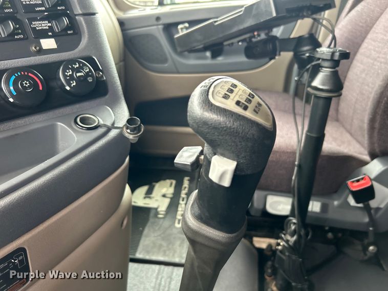 image for item EG1507 2016 Freightliner  Cascadia semi truck