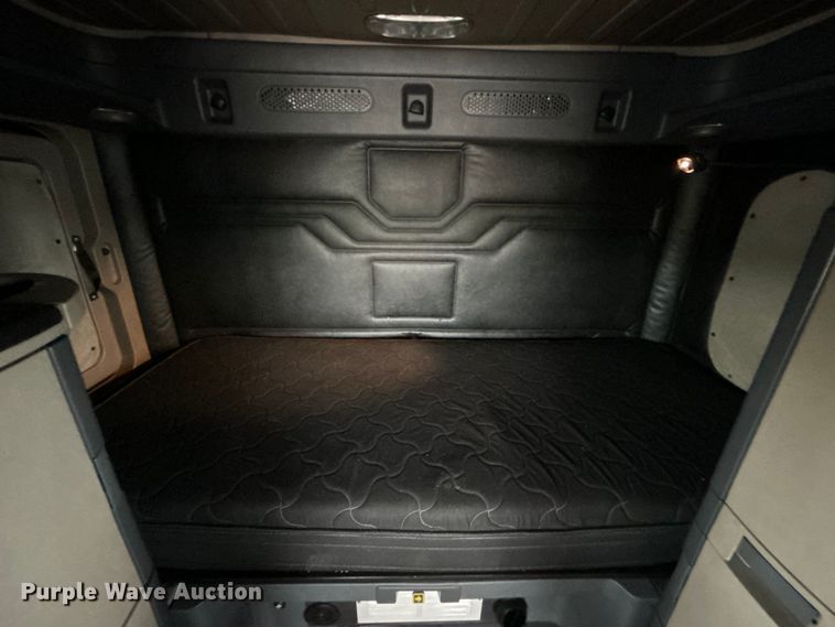 image for item EG1507 2016 Freightliner  Cascadia semi truck