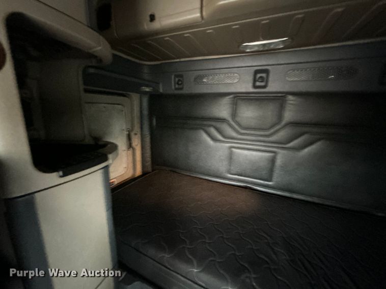 image for item EG1507 2016 Freightliner  Cascadia semi truck