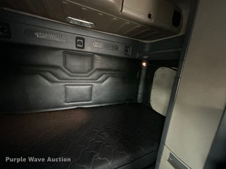 image for item EG1507 2016 Freightliner  Cascadia semi truck