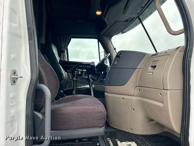 image for item EG1507 2016 Freightliner  Cascadia semi truck