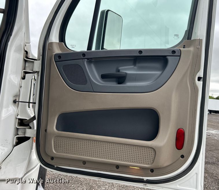 image for item EG1507 2016 Freightliner  Cascadia semi truck