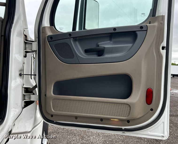 image for item EG1507 2016 Freightliner  Cascadia semi truck