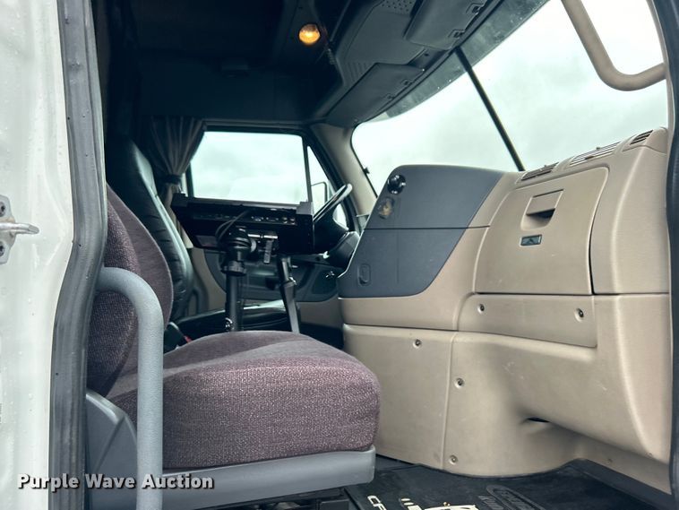 image for item EG1507 2016 Freightliner  Cascadia semi truck