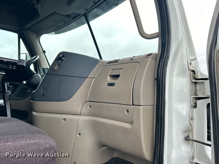 image for item EG1507 2016 Freightliner  Cascadia semi truck