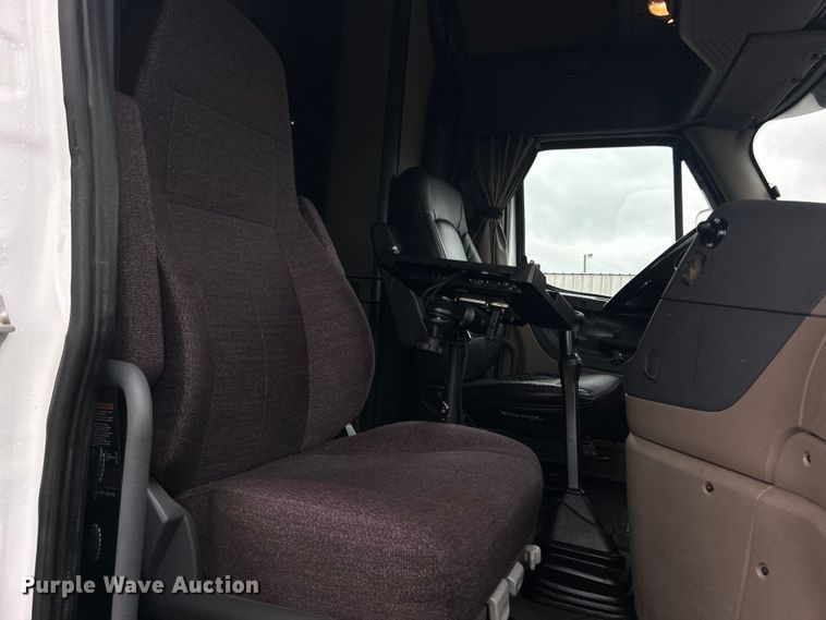 image for item EG1507 2016 Freightliner  Cascadia semi truck