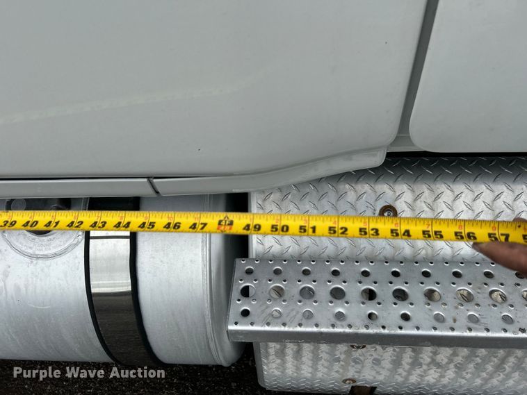 image for item EG1507 2016 Freightliner  Cascadia semi truck