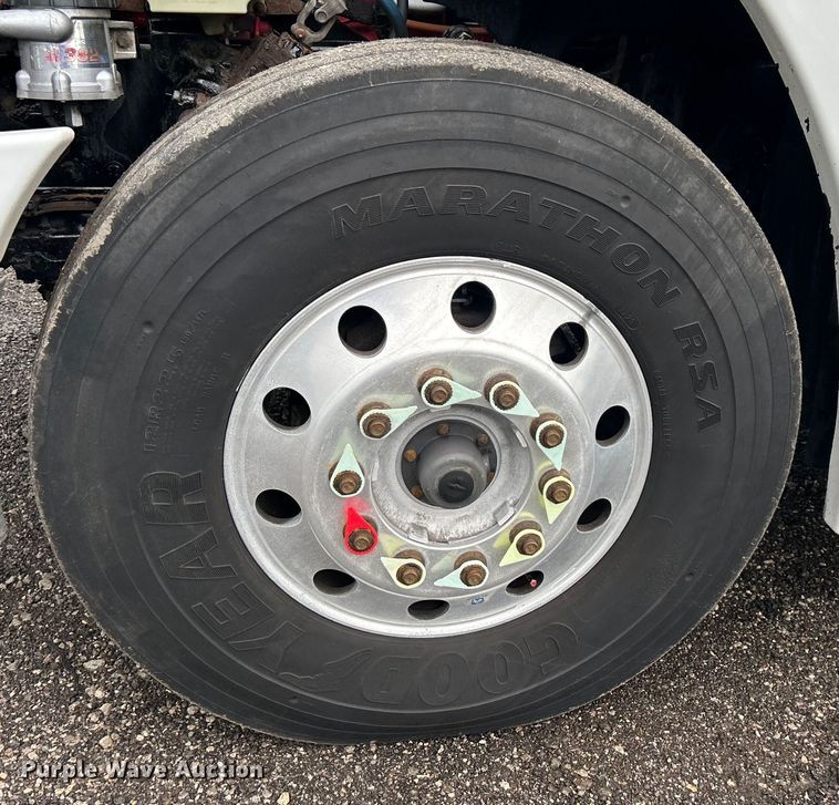 image for item EG1507 2016 Freightliner  Cascadia semi truck