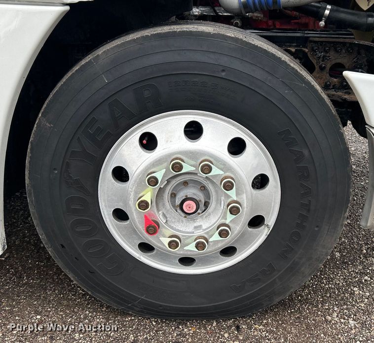 image for item EG1507 2016 Freightliner  Cascadia semi truck