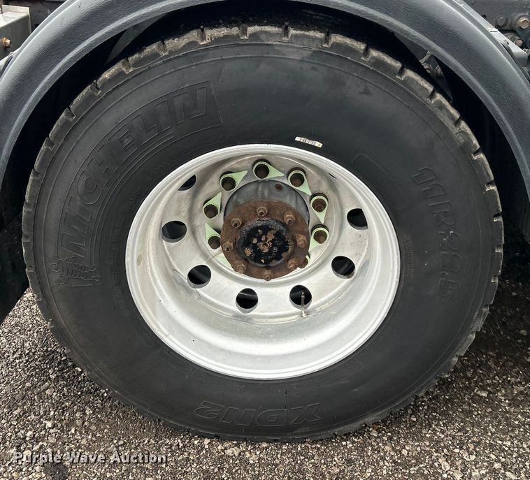 image for item EG1507 2016 Freightliner  Cascadia semi truck