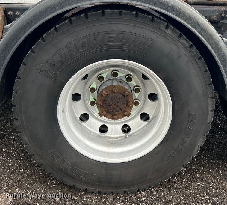 image for item EG1507 2016 Freightliner  Cascadia semi truck