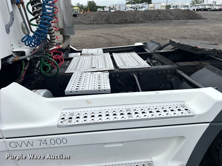 image for item EG1508 2002 Freightliner  Century Class semi truck