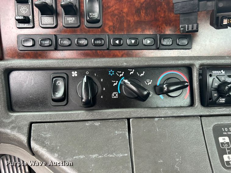 image for item EG1508 2002 Freightliner  Century Class semi truck