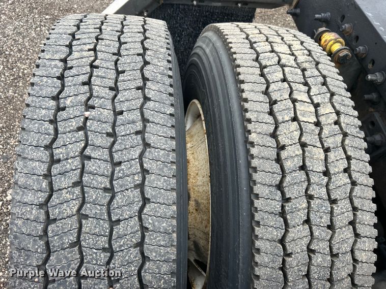 image for item EG1508 2002 Freightliner  Century Class semi truck