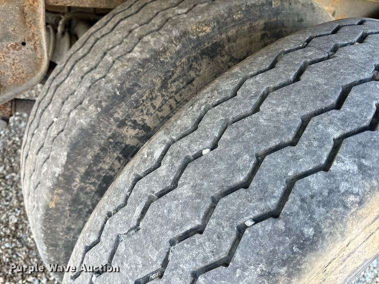 image for item EH6700 2001 Stoughton AVW-482T-S-C dry van trailer