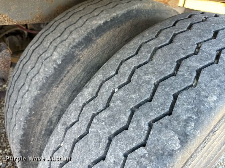 image for item EH6700 2001 Stoughton AVW-482T-S-C dry van trailer