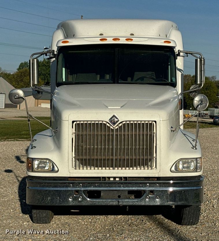 image for item EH6706 2007 International 9400i semi truck