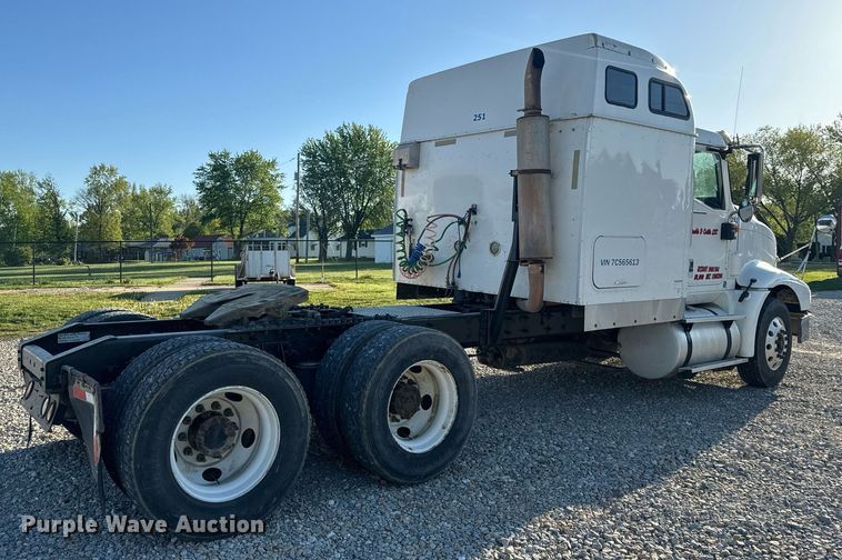 image for item EH6706 2007 International 9400i semi truck