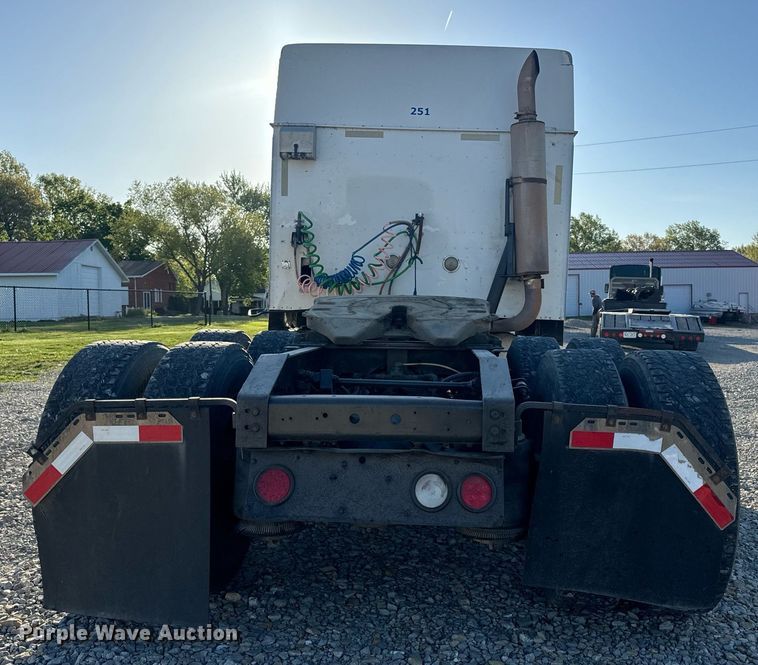 image for item EH6706 2007 International 9400i semi truck