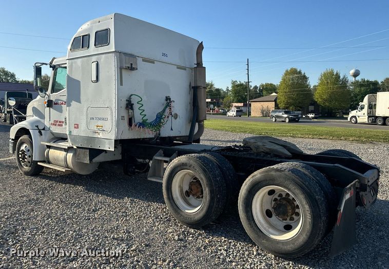 image for item EH6706 2007 International 9400i semi truck