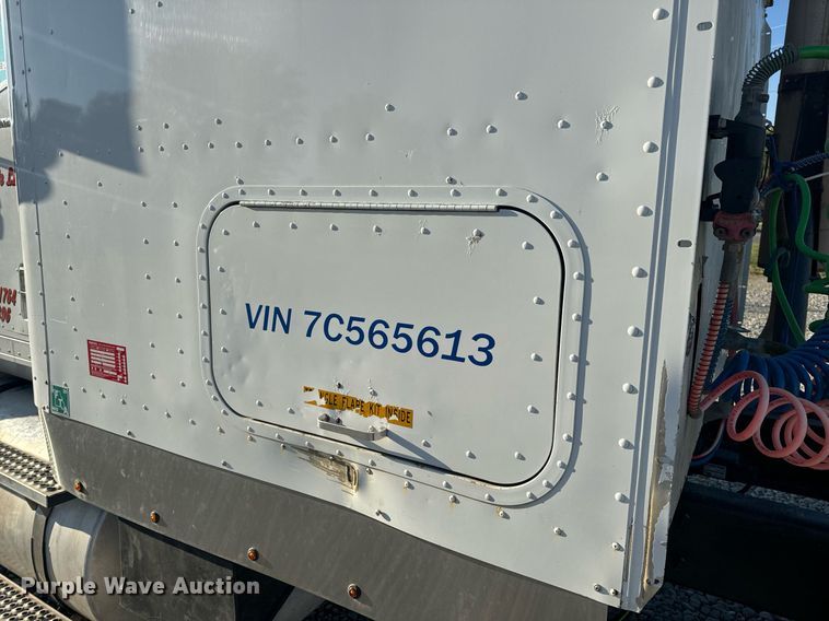 image for item EH6706 2007 International 9400i semi truck