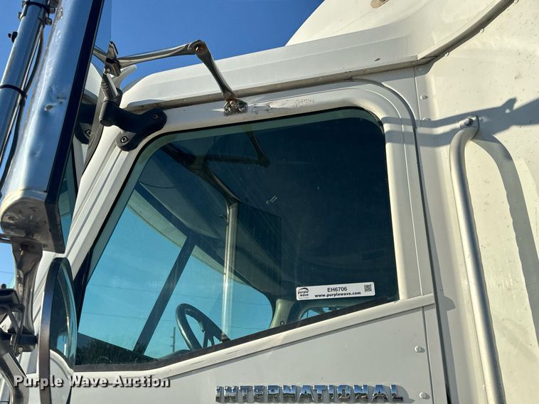 image for item EH6706 2007 International 9400i semi truck
