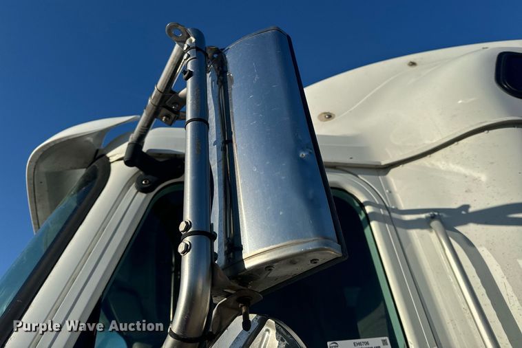 image for item EH6706 2007 International 9400i semi truck