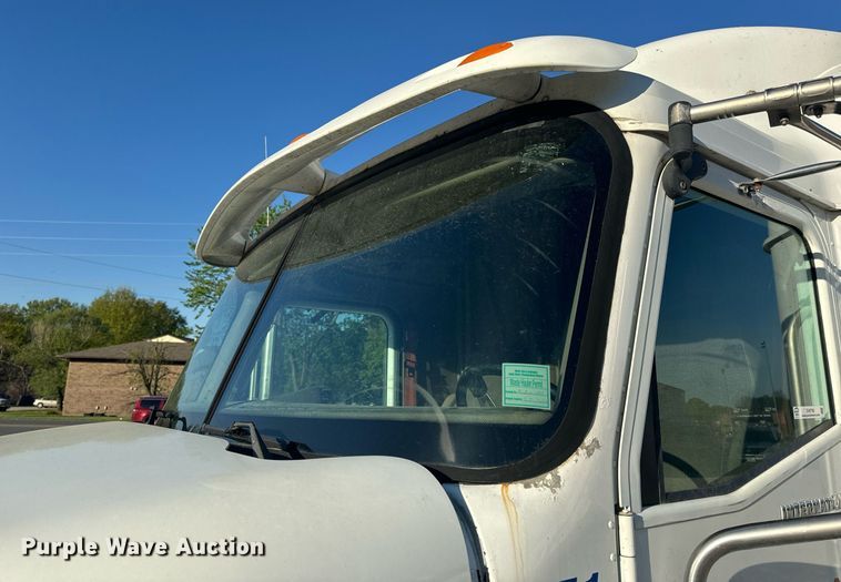 image for item EH6706 2007 International 9400i semi truck