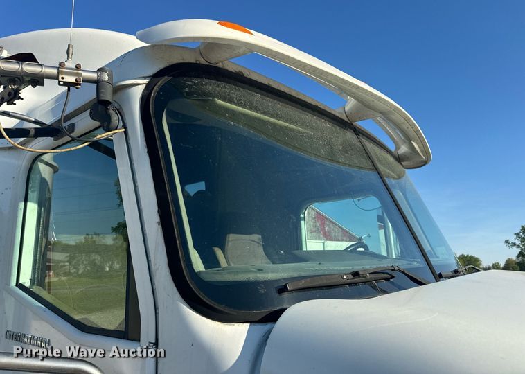 image for item EH6706 2007 International 9400i semi truck