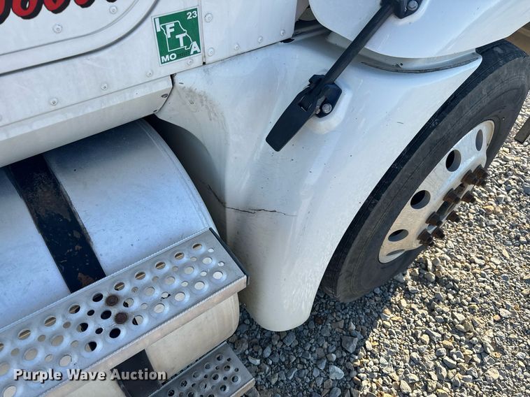 image for item EH6706 2007 International 9400i semi truck