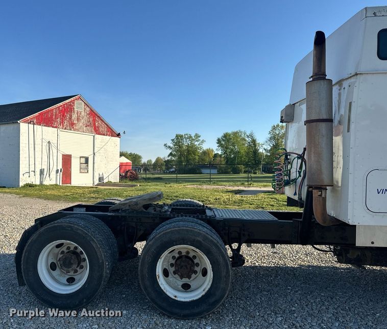 image for item EH6706 2007 International 9400i semi truck