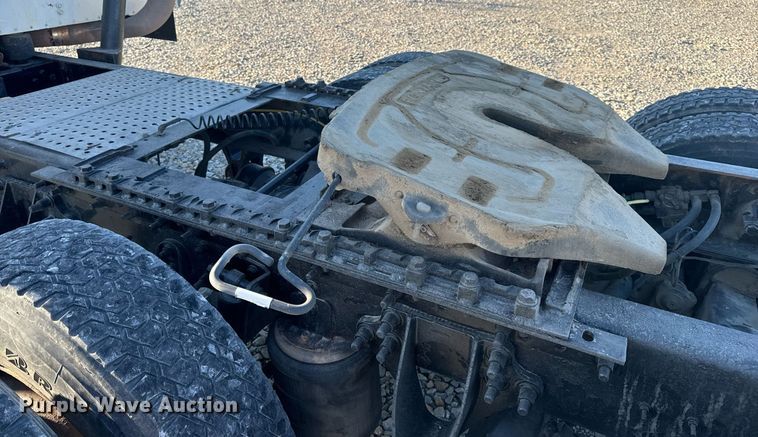 image for item EH6706 2007 International 9400i semi truck