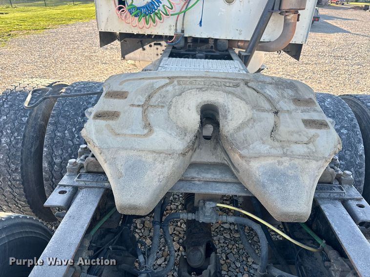 image for item EH6706 2007 International 9400i semi truck