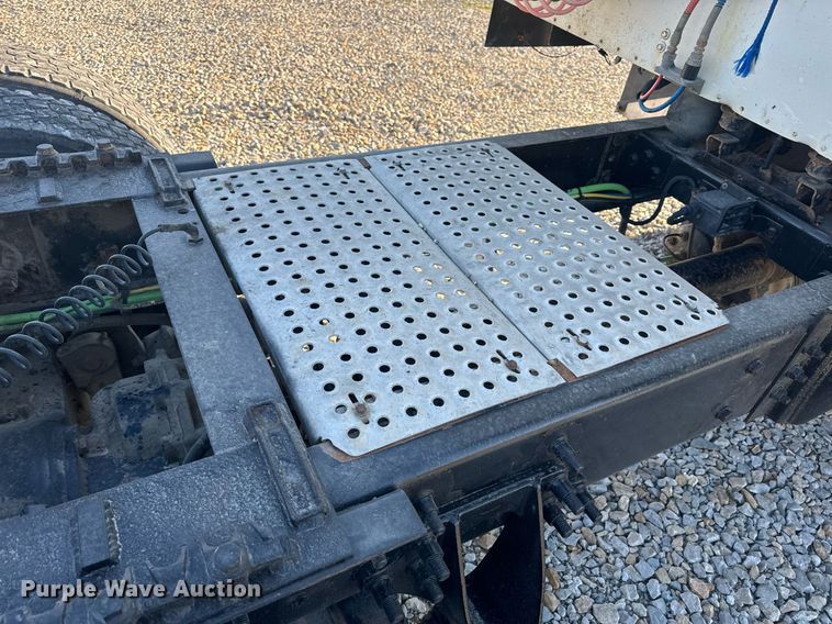 image for item EH6706 2007 International 9400i semi truck