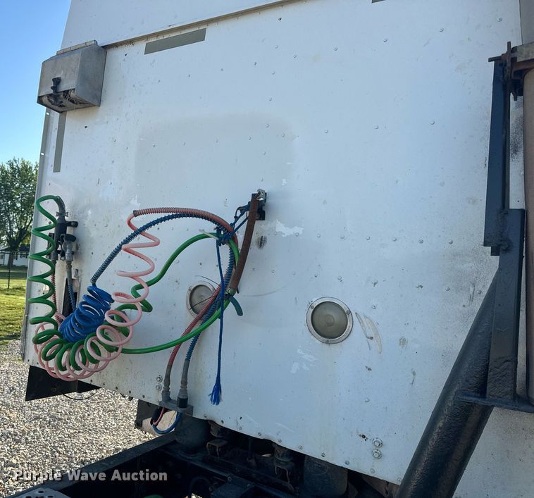 image for item EH6706 2007 International 9400i semi truck