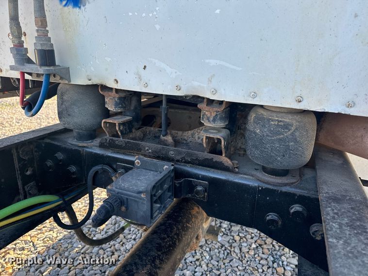 image for item EH6706 2007 International 9400i semi truck