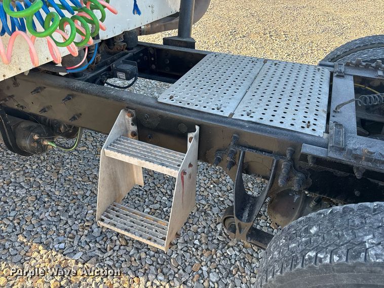 image for item EH6706 2007 International 9400i semi truck