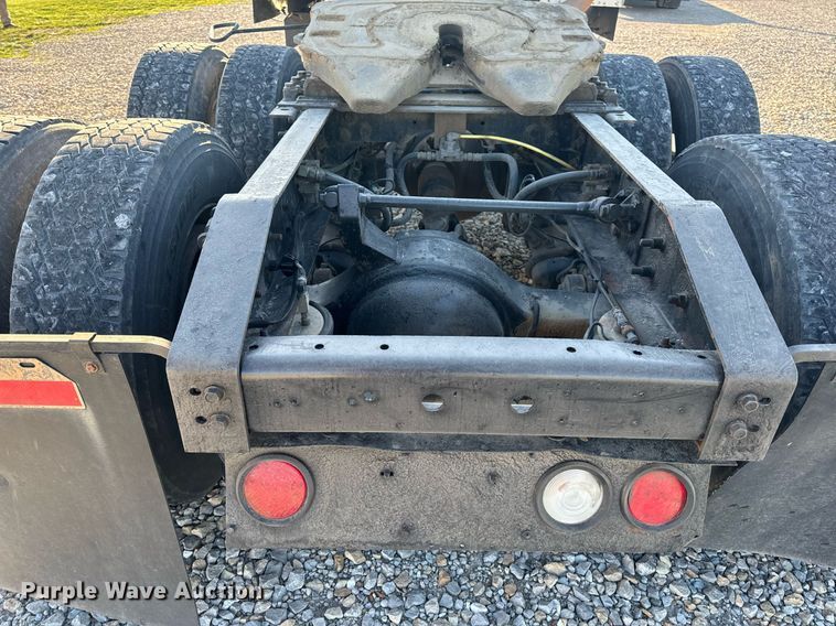 image for item EH6706 2007 International 9400i semi truck