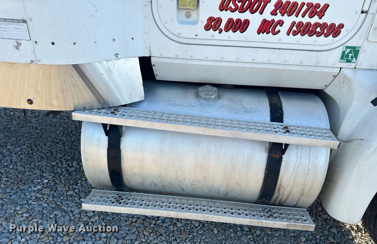 image for item EH6706 2007 International 9400i semi truck