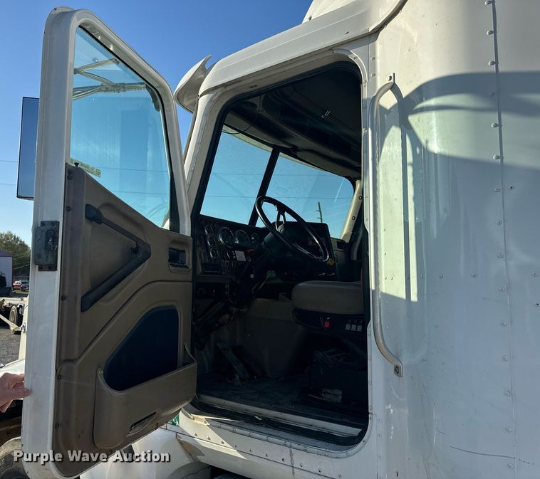 image for item EH6706 2007 International 9400i semi truck