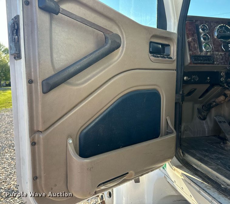 image for item EH6706 2007 International 9400i semi truck